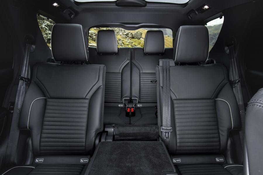 Интерьер Land Rover Discovery HSE 2017 года  (UK) (фото 14 из 40)